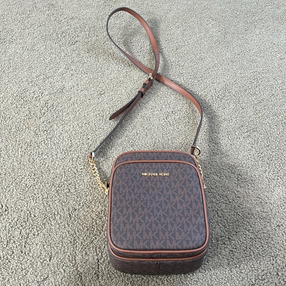 MICHAEL KORS Jet Set Travel Medium Logo
Crossbody Bag! NWOT - Picture 9 of 9